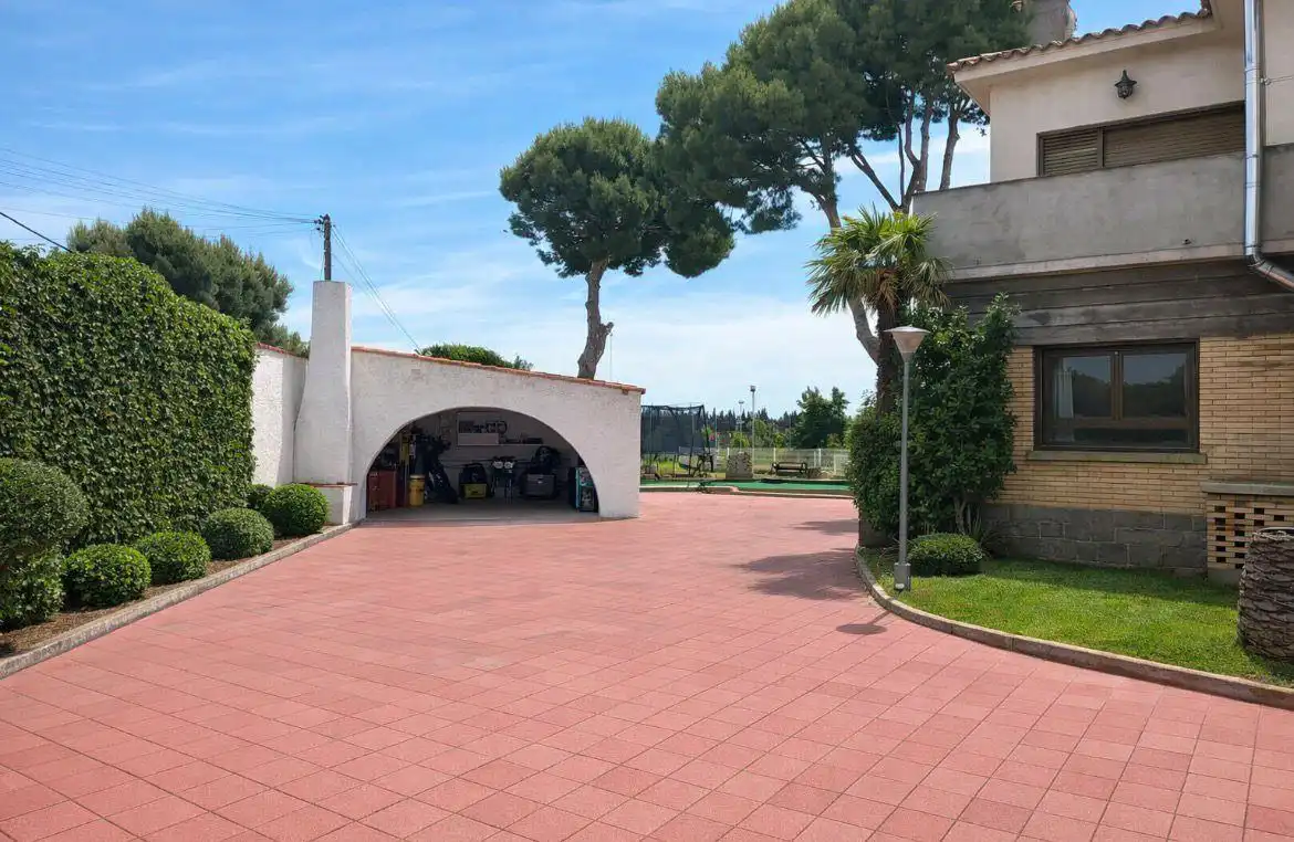 Aparcament de Casa o xalet en venda en Zaragoza amb Aire condicionat, Calefacció i Jardí privat