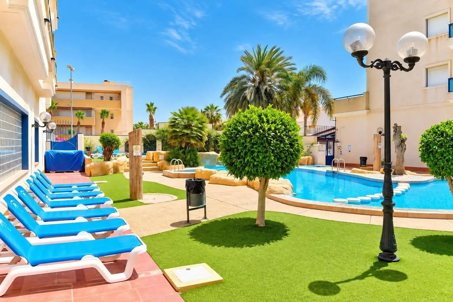 Apartament amb terrassa en venda a Calle Isla Cabrera-la Règia