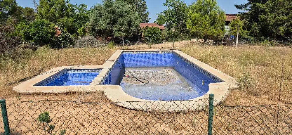 Piscina de Terreno en venta en Hellín