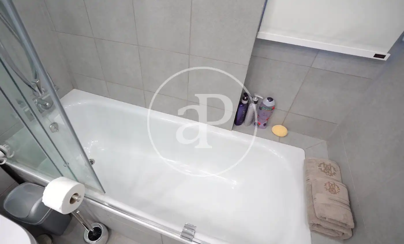 Badezimmer von Einfamilien-Reihenhaus zum Verkauf in Villajoyosa / La Vila Joiosa mit Klimaanlage, Heizung und Privatgarten