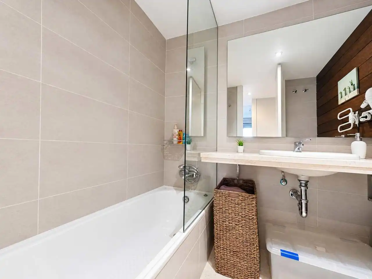 Badezimmer von Wohnungen zum Verkauf in Manilva mit Klimaanlage, Heizung und Terrasse