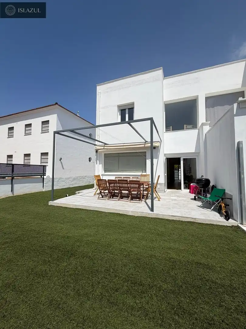Terrasse von Einfamilien-Reihenhaus zum Verkauf in Islantilla mit Klimaanlage, Heizung und Privatgarten