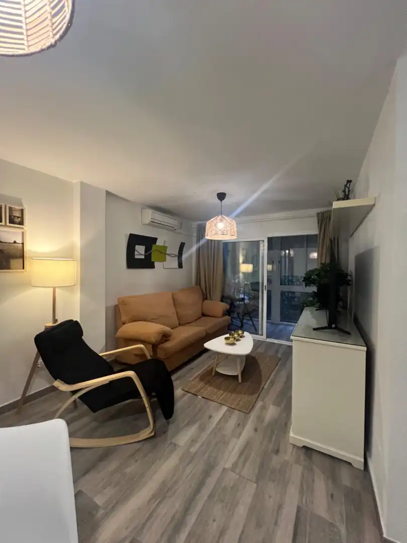 Sala de estar de Piso en venta en Alcalá de Guadaira con Aire acondicionado, Calefacción y Parquet