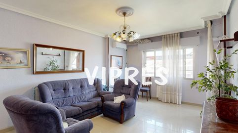 Tu nuevo hogar te espera en el Barrio de El Perú, Cáceres!Descubre este amplio y luminoso piso situado en una de las zonas más tra