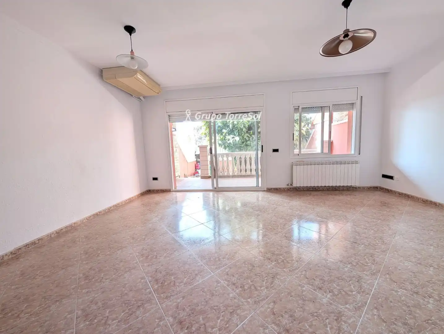 Sala de estar de Casa adosada en venta en El Vendrell con Aire acondicionado, Calefacción y Terraza