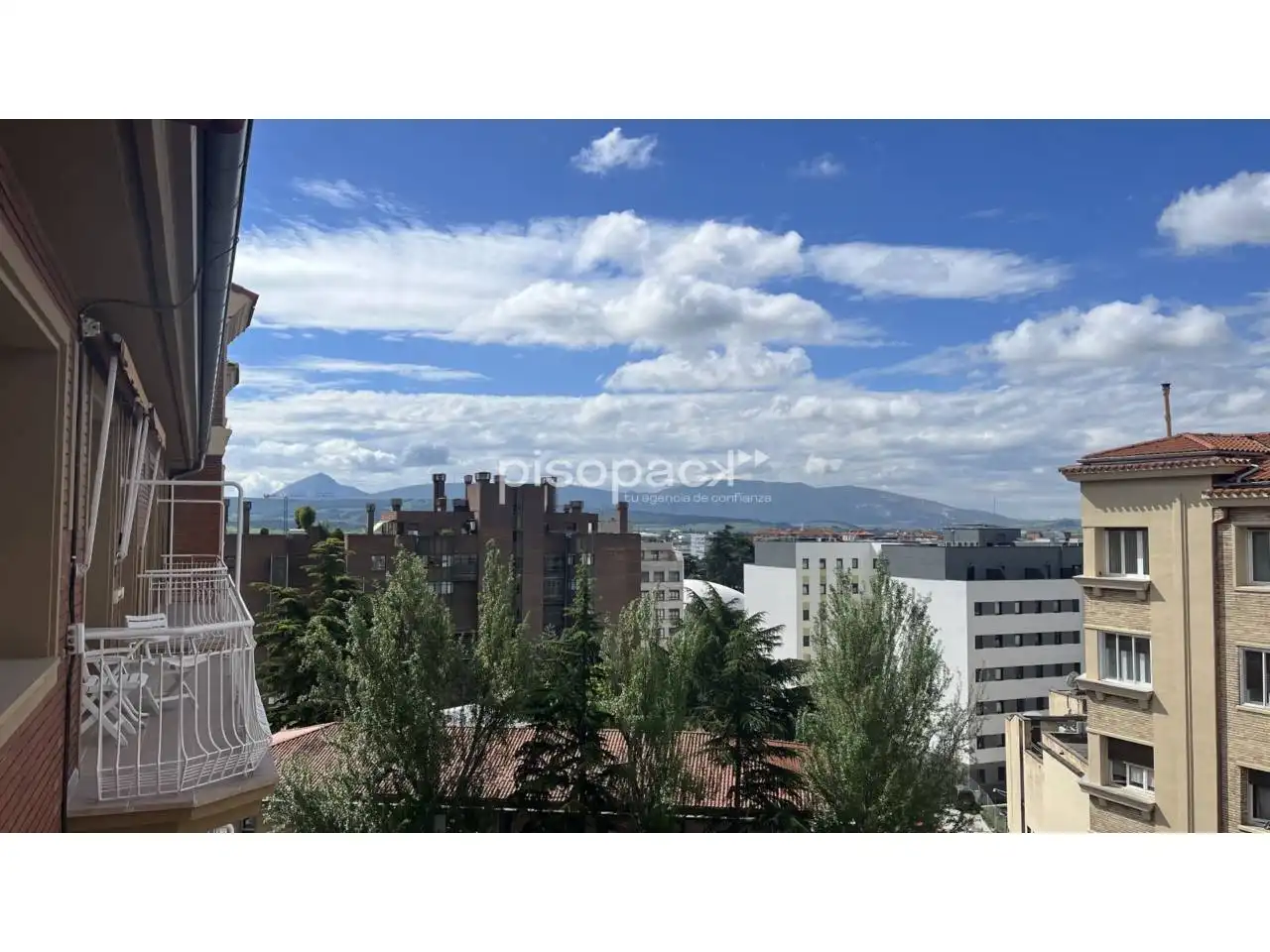 Vista exterior de Piso en venta en  Pamplona / Iruña con Calefacción, Parquet y Trastero