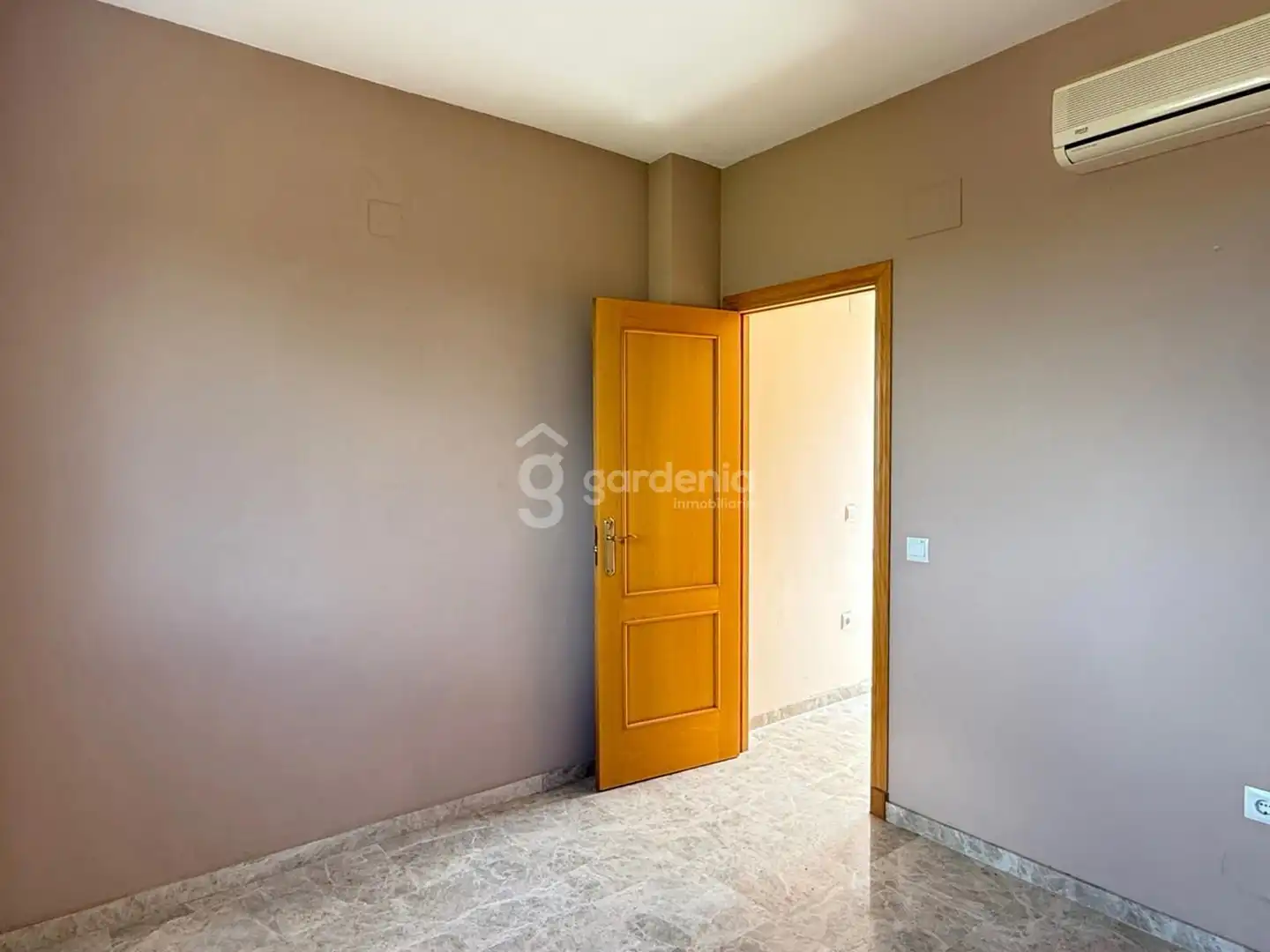 Habitación de Casa adosada en venta en Castilleja de la Cuesta con Aire acondicionado y Terraza