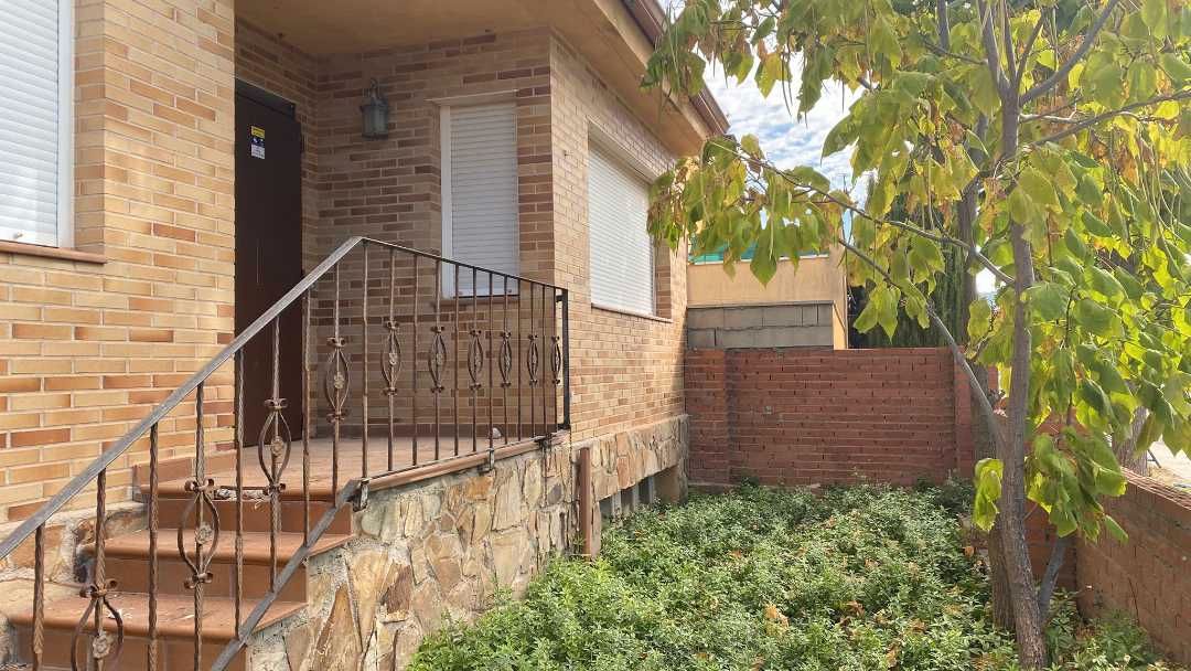 Exterior view of Single-family semi-detached for sale in Tórtola de Henares  with Private garden, Terrace and Balcony