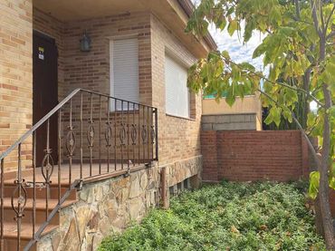 Maison mitoyenne avec balcon à vendre à ALAMOS