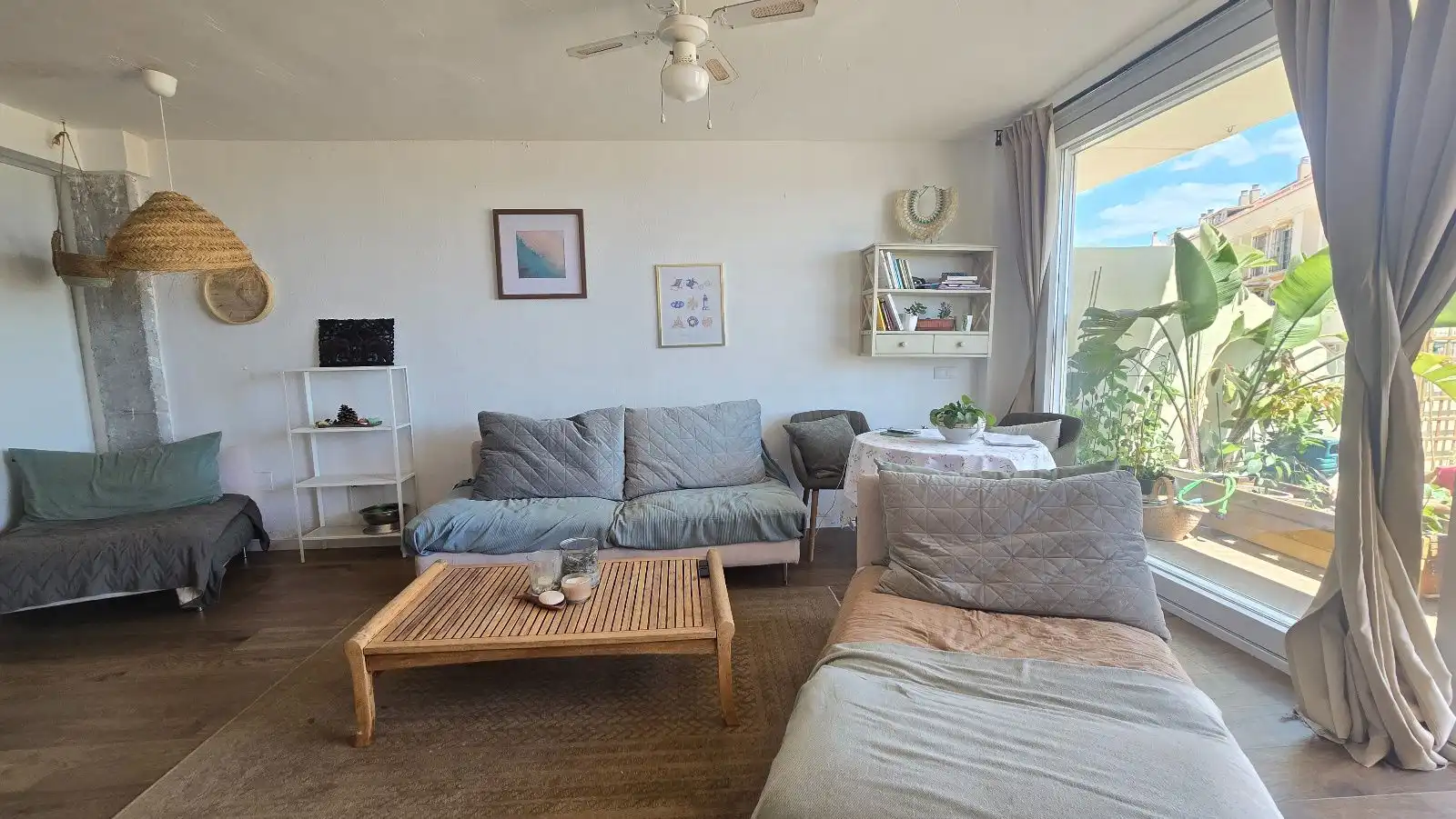 Sala d'estar de Casa adosada en venda en Benalmádena amb Piscina, Moblat i Piscina comunitària
