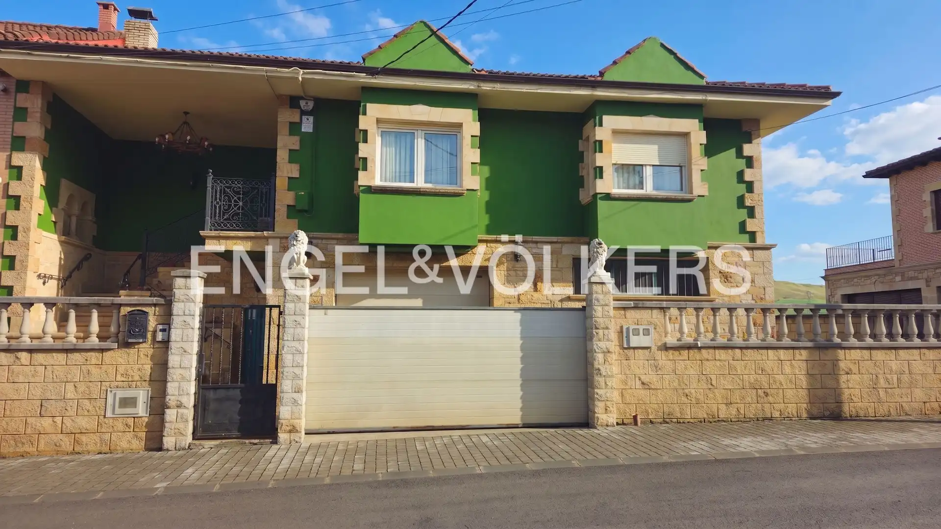 Vista exterior de Casa adosada en venta en Aguilar de Campoo con Calefacción, Jardín privado y Parquet