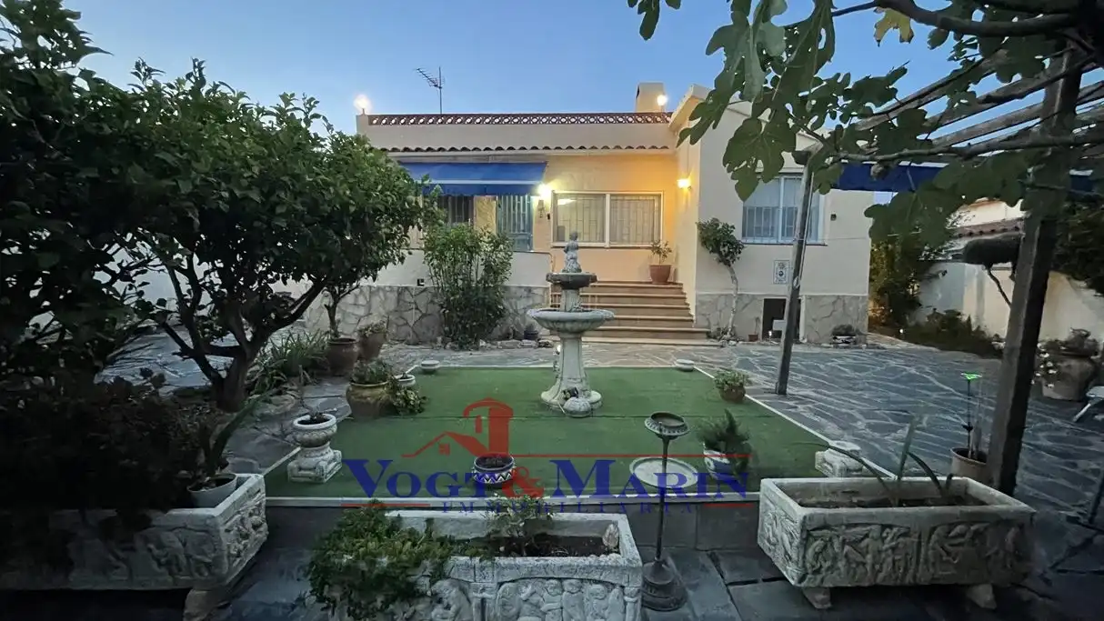 Vista exterior de Casa o xalet en venda en Roses amb Aire condicionat, Calefacció i Jardí privat