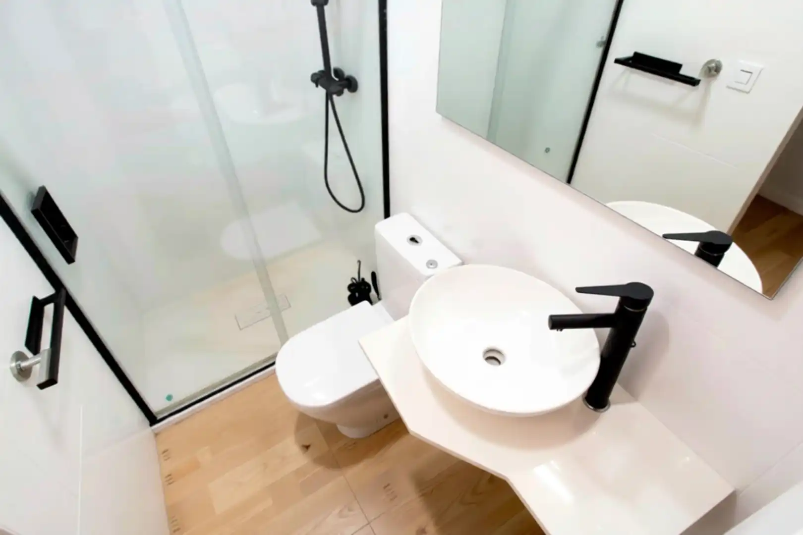 Baño de Casa adosada en venta en Barcelona con Aire acondicionado, Calefacción y Parquet