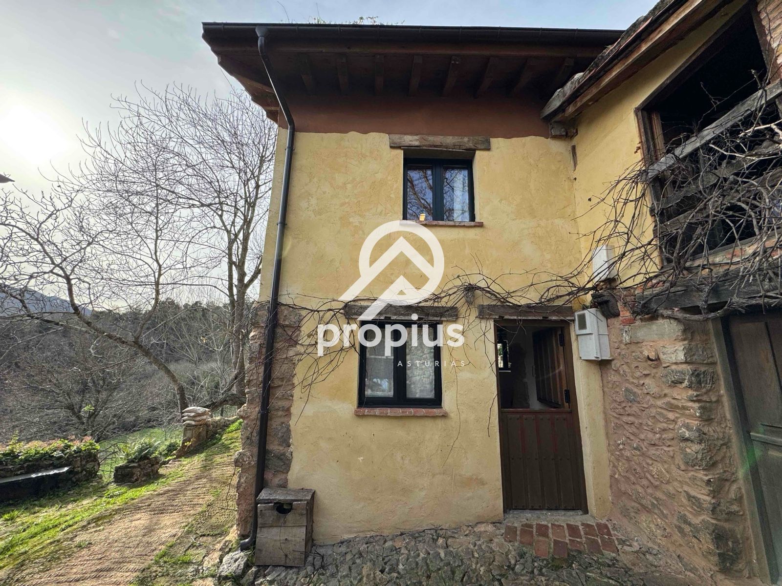 Vista exterior de Casa adosada en venda en Llanes amb Terrassa
