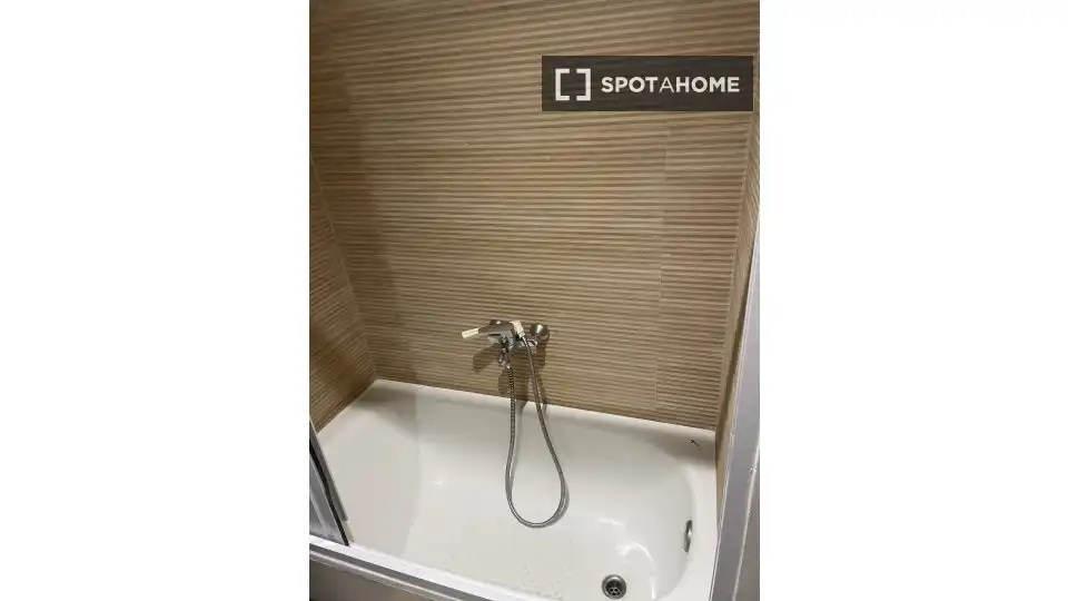 Baño de Piso para compartir en Barcelona con Aire acondicionado, Calefacción y Amueblado