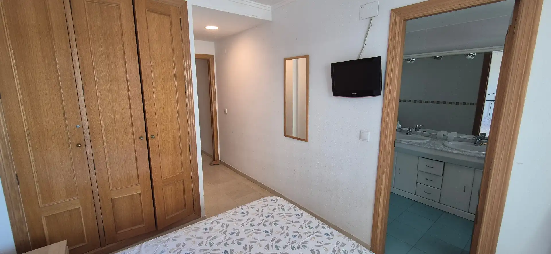 Dormitori de Apartament de lloguer en Gandia amb Aire condicionat, Calefacció i Jardí privat