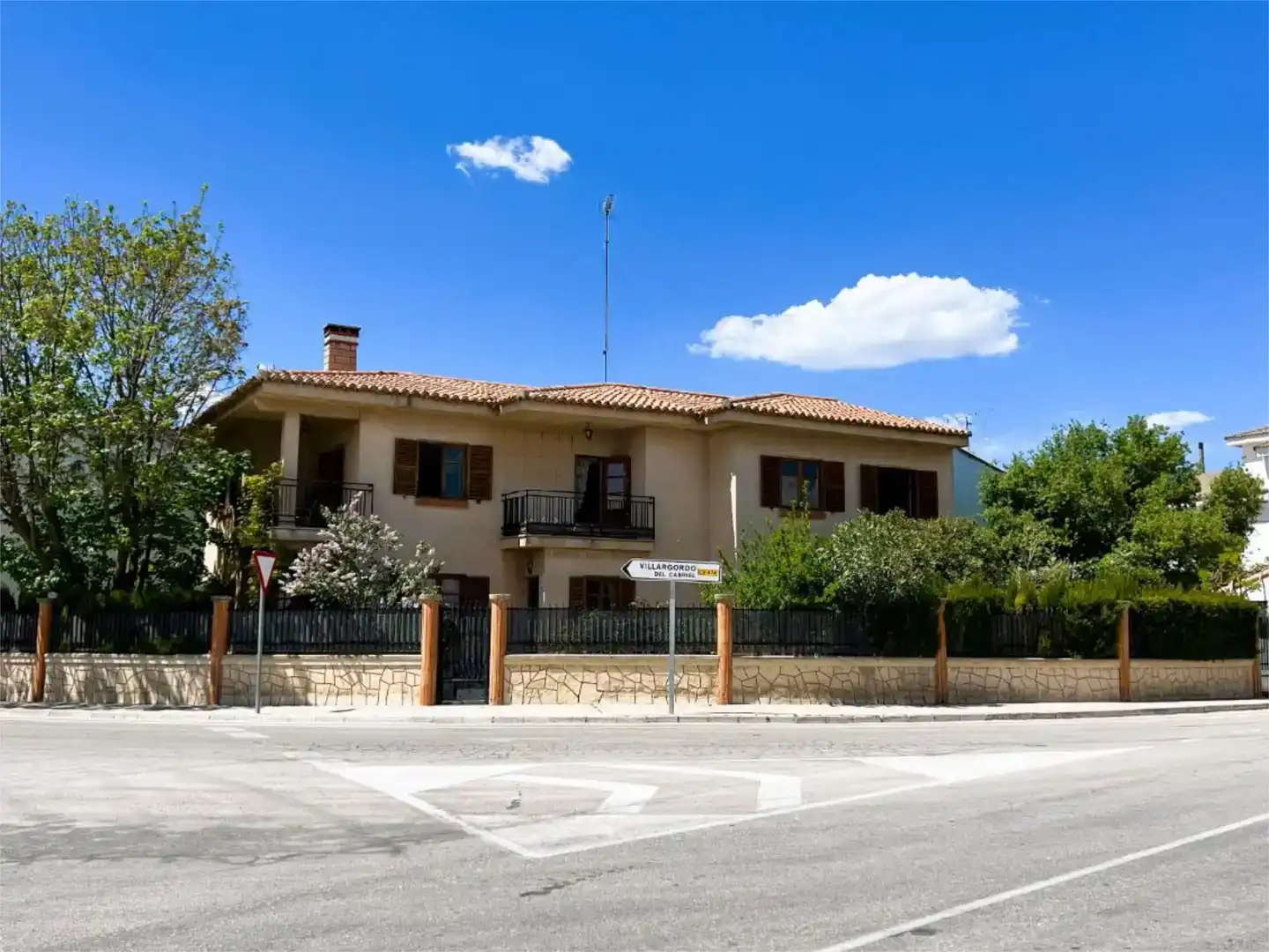 Exterior view of Flat for sale in Camporrobles  with Private garden, Storage room and Furnished
