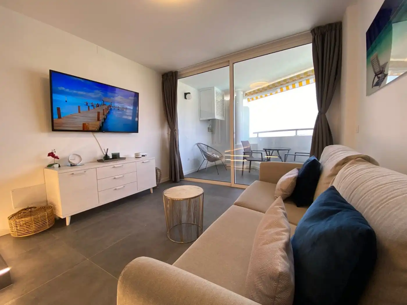 Sala d'estar de Apartament de lloguer en San Bartolomé de Tirajana amb Aire condicionat, Moblat i Balcó
