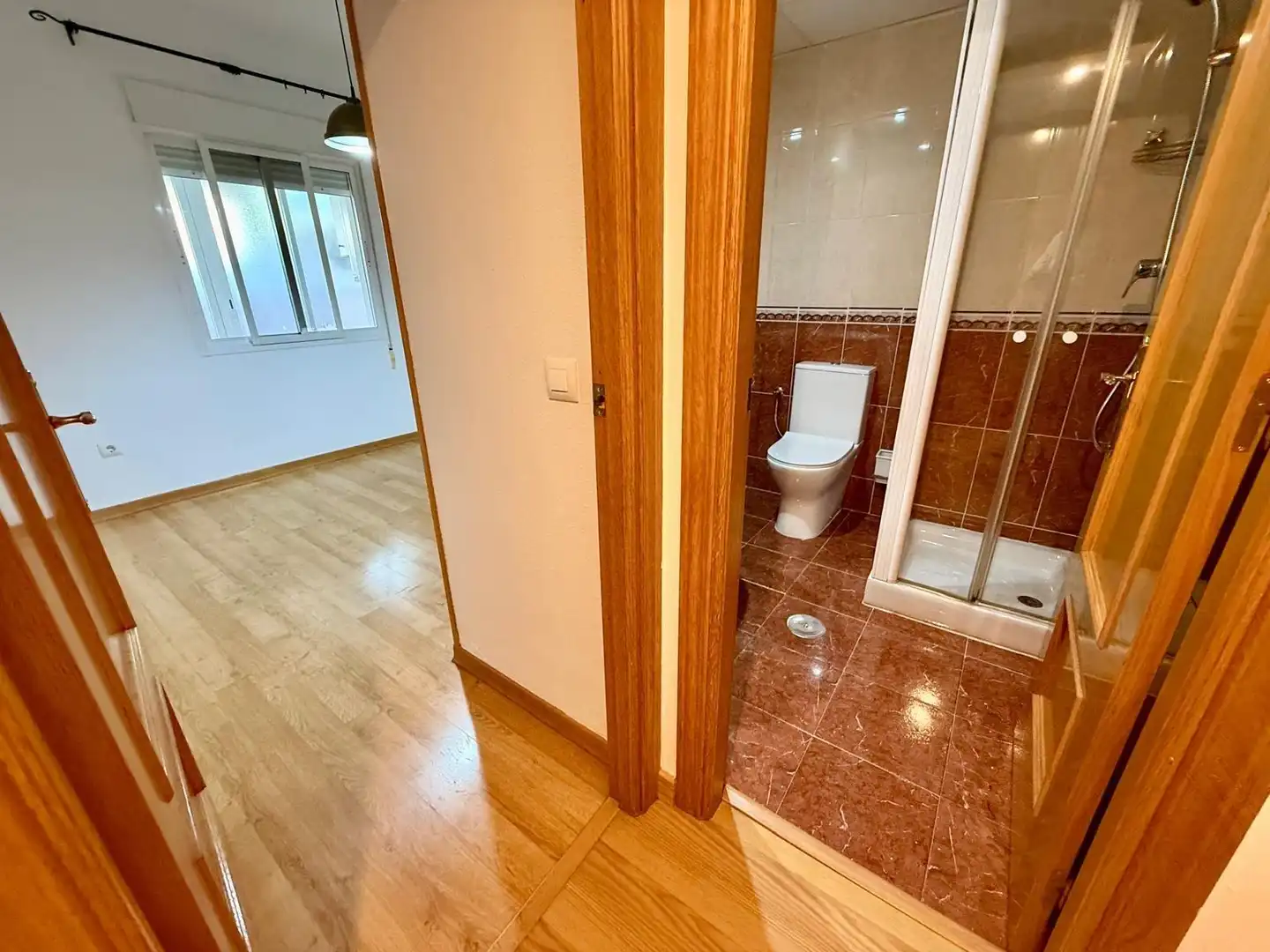 Badezimmer von Einfamilien-Reihenhaus zur Miete in Badajoz mit Klimaanlage, Heizung und Terrasse