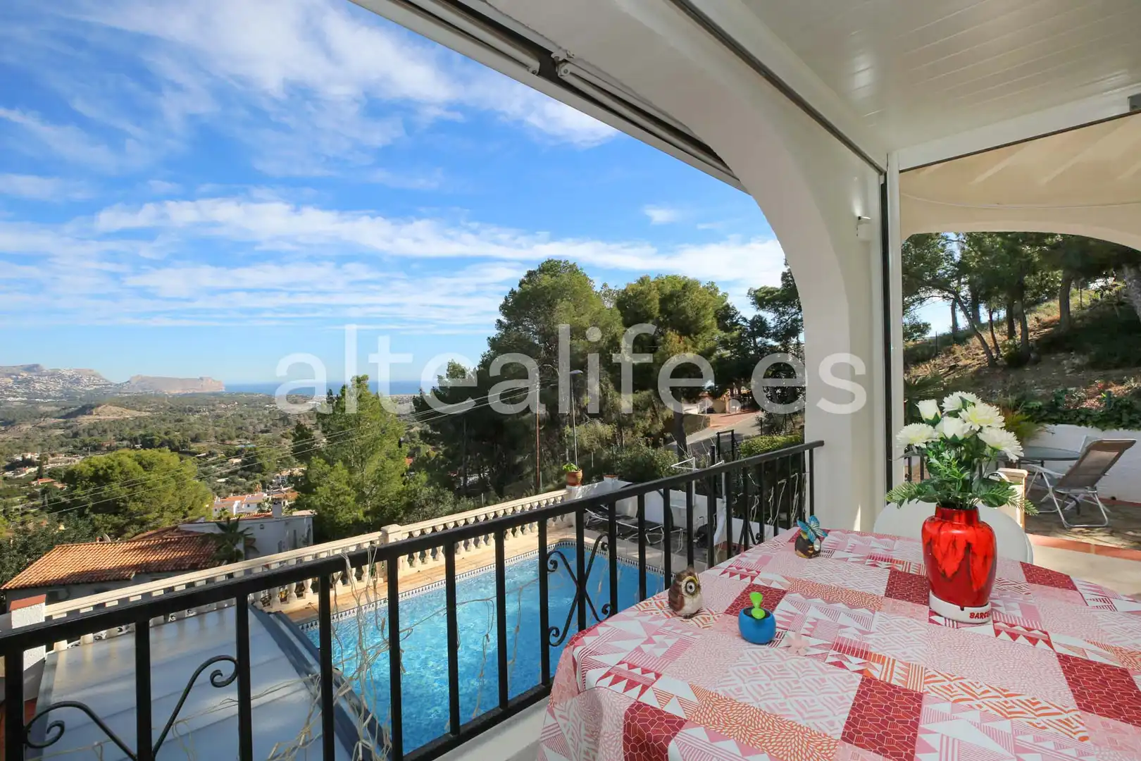 Vista exterior de Casa o xalet en venda en La Nucia amb Aire condicionat, Jardí privat i Terrassa