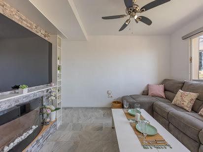 Sala d'estar de Apartament en venda en Fuengirola amb Jardí privat, Parquet i Terrassa