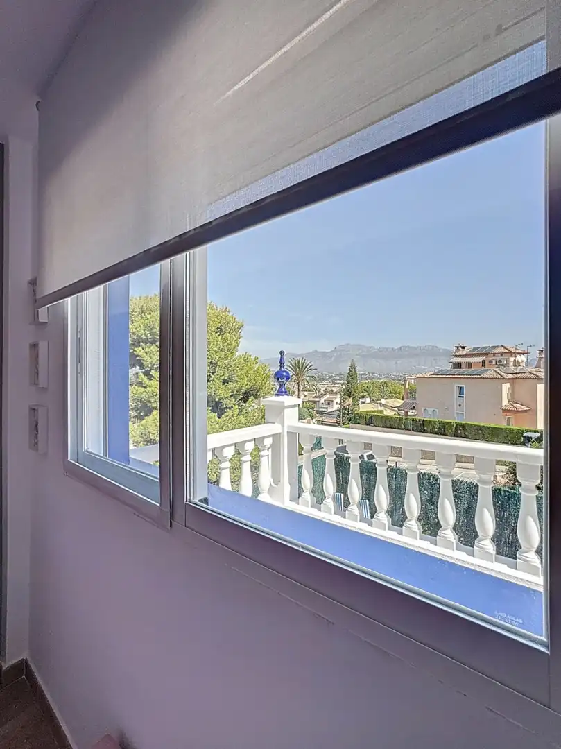 Vista exterior de Casa adosada en venda en L'Alfàs del Pi amb Aire condicionat, Jardí privat i Terrassa