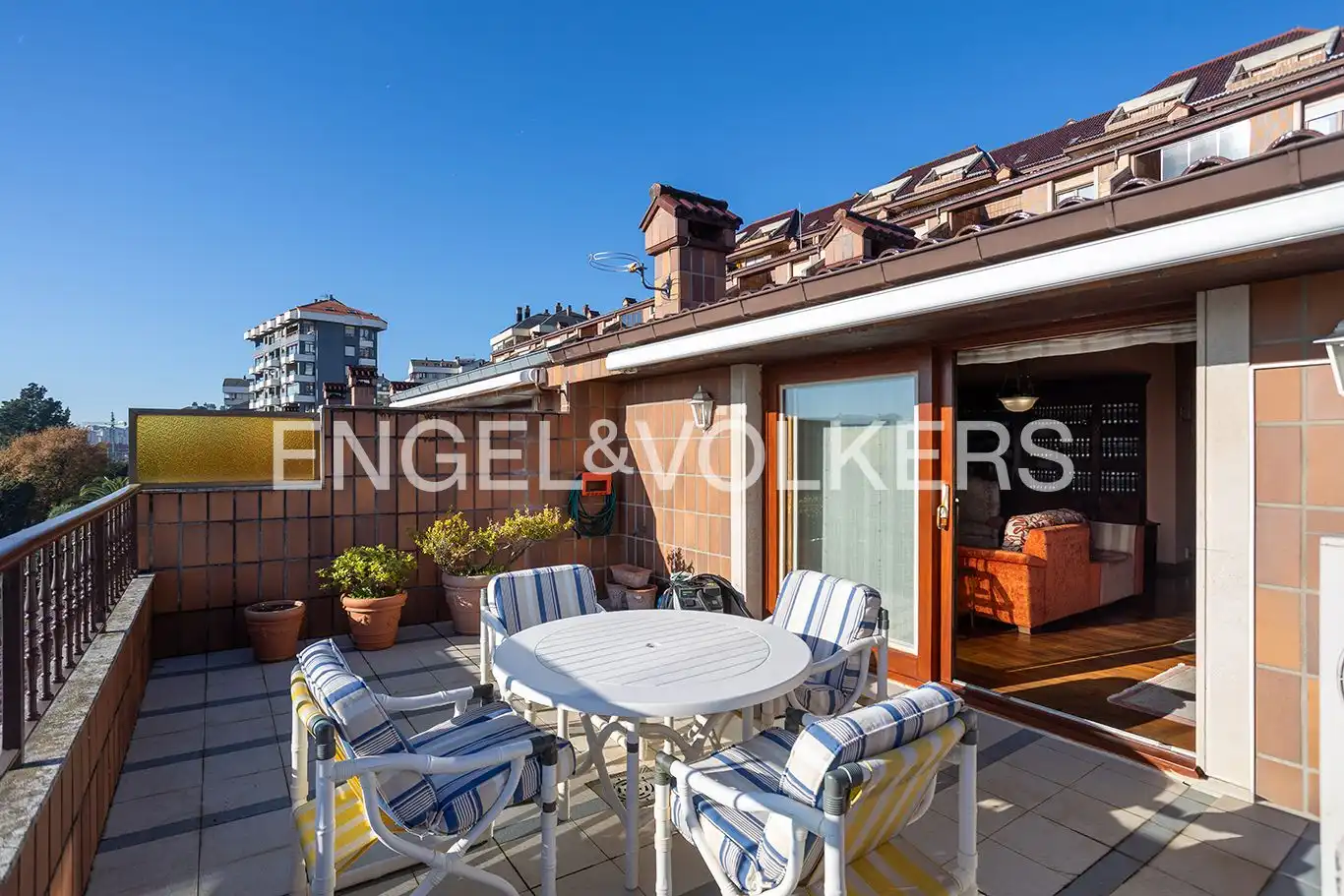 Terrasse von Einfamilien-Reihenhaus zum Verkauf in Santander mit Heizung, Privatgarten und Terrasse