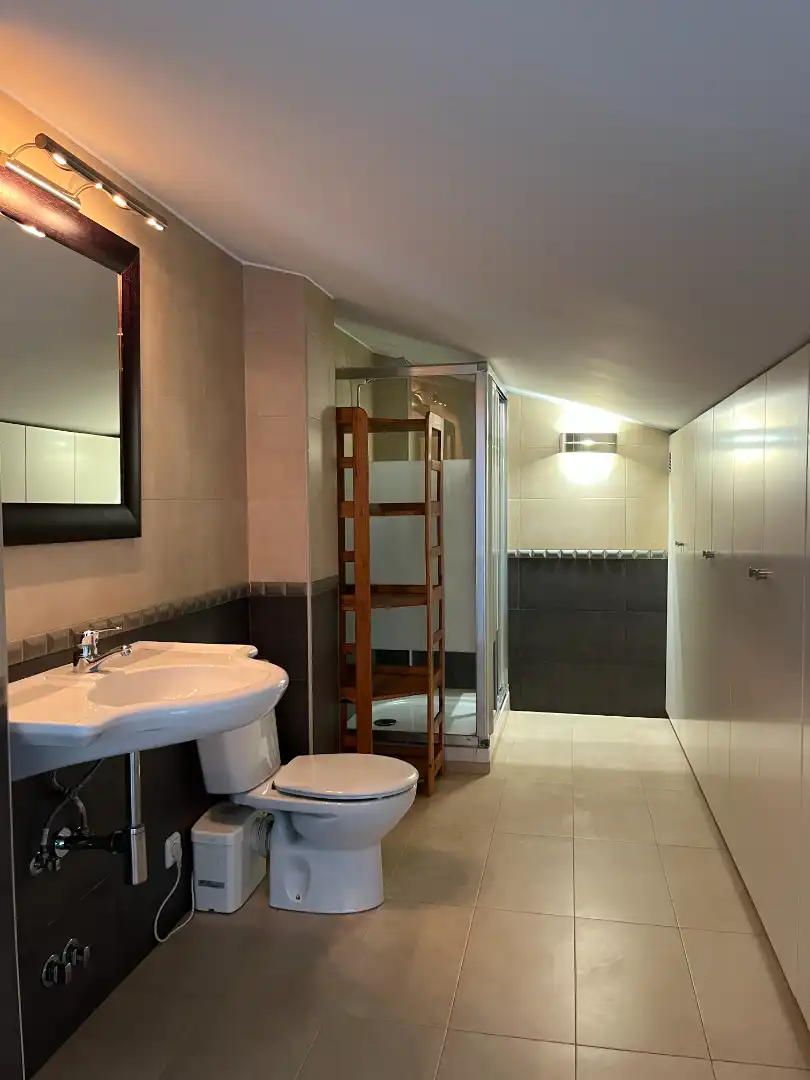 Badezimmer von Wohnung zur Miete in Girona mit Klimaanlage und Heizung