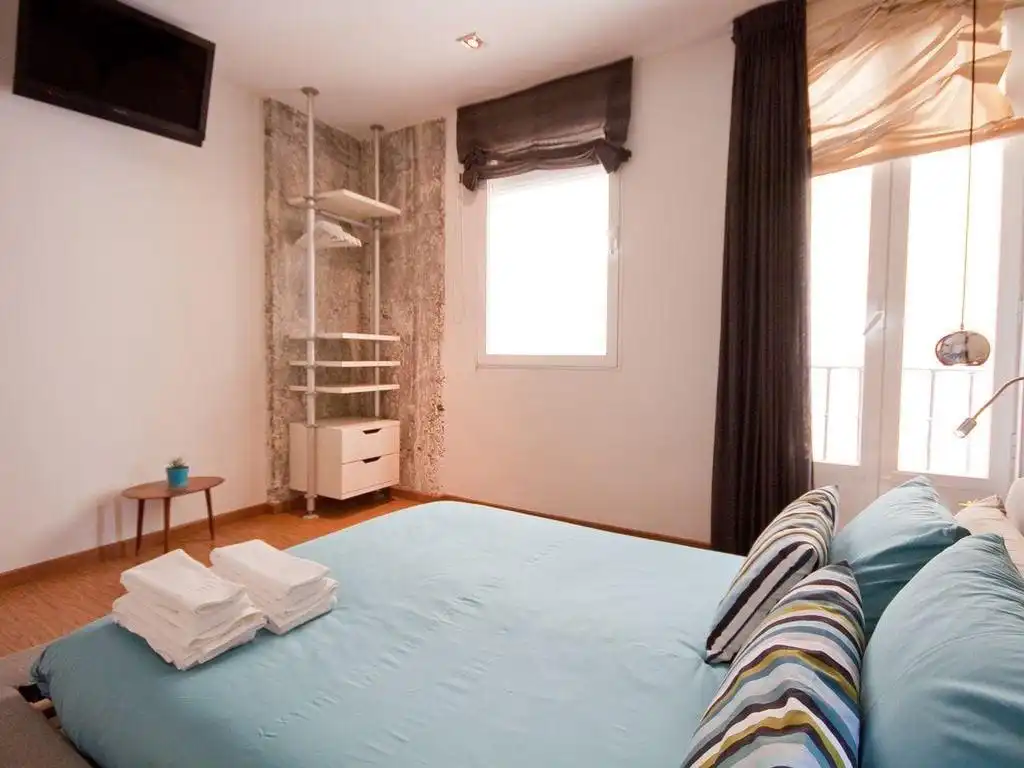 Dormitori de Apartament de lloguer en Madrid amb Aire condicionat, Calefacció i Moblat