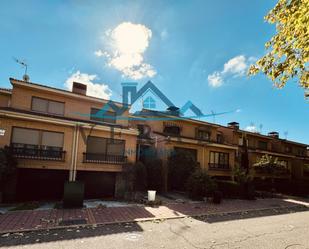 Vista exterior de Casa adosada en venda en Talavera de la Reina amb Aire condicionat i Terrassa