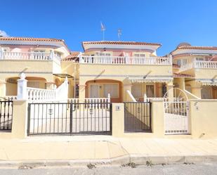 Vista exterior de Casa adosada en venda en Orihuela amb Jardí privat, Terrassa i Piscina comunitària