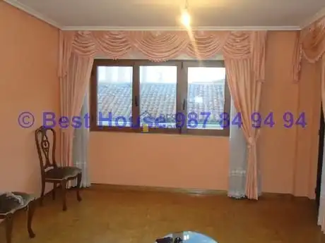 Sala de estar de Piso en venta en León Capital  con Calefacción, Parquet y Trastero