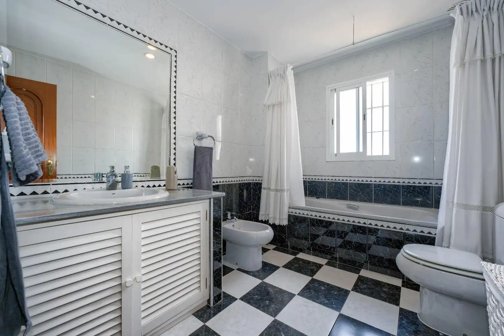 Bathroom of Houses for sale in Tomares  with Air Conditioner, Heating and Private garden