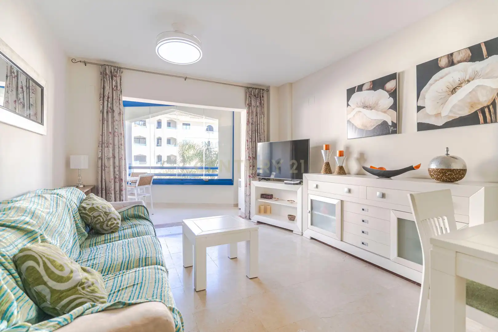 Wohnzimmer von Wohnung zum Verkauf in Manilva mit Privatgarten, Abstellraum und Gemeinschaftspool