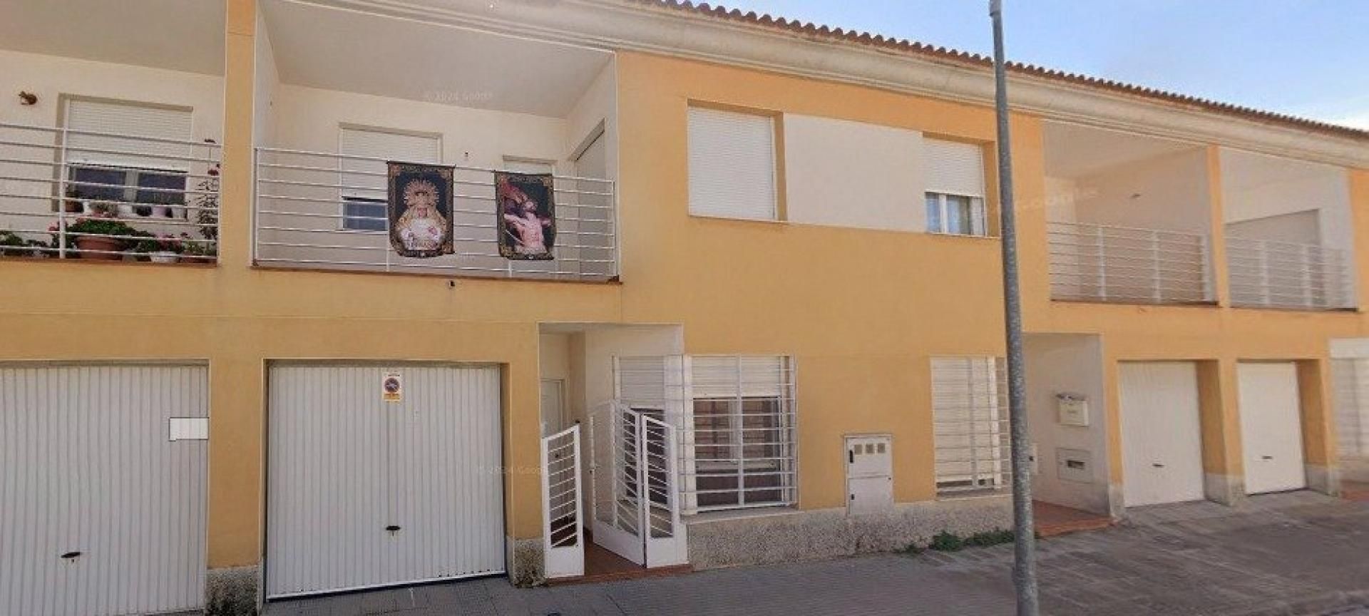 Vista exterior de Casa adosada en venda en Campo de Criptana amb Aire condicionat, Calefacció i Terrassa
