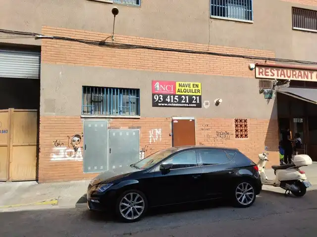 Parkplatz von Fabrikhallen zur Miete in Badalona