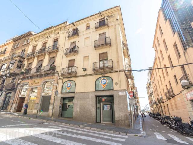 Local comercial en Alquiler en Calle Pons d´Icart en Eixample