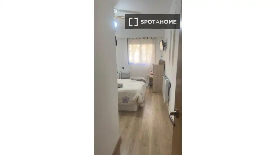 Bedroom of Flat for share in Valencia  with Air Conditioner, Heating and Terrace