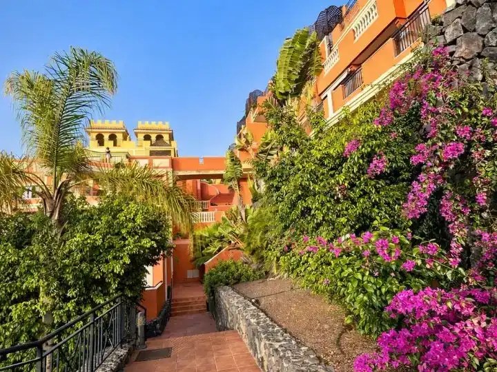 Vista exterior de Apartament en venda en Arona amb Aire condicionat, Piscina i Balcó