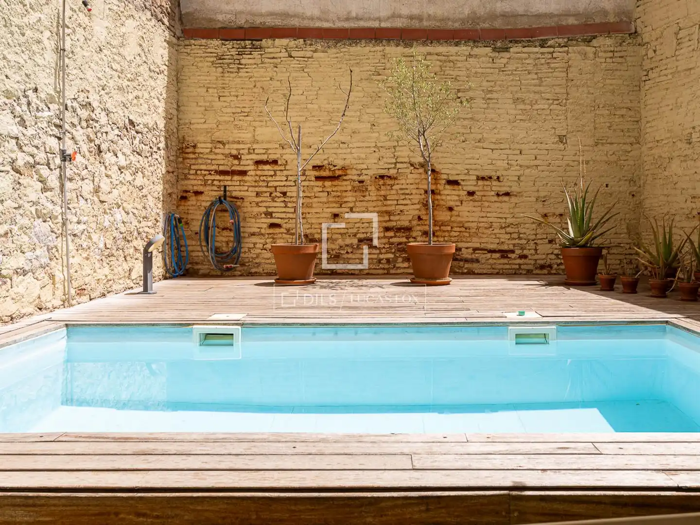 Schwimmbecken von Wohnung zum Verkauf in Barcelona mit Klimaanlage und Terrasse