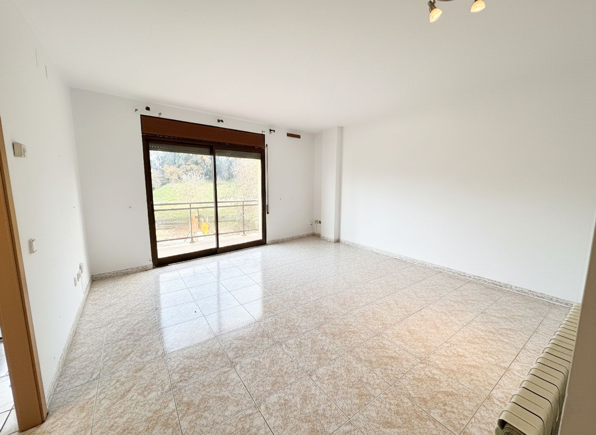 Sala de estar de Piso en venta en Girona Capital con Calefacción, Terraza y Piscina comunitaria