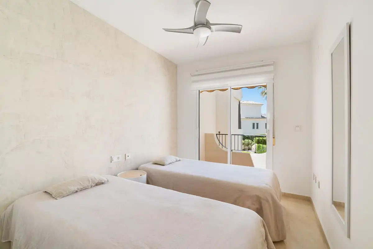 Dormitori de Casa adosada en venda en Marbella amb Aire condicionat, Terrassa i Alarma
