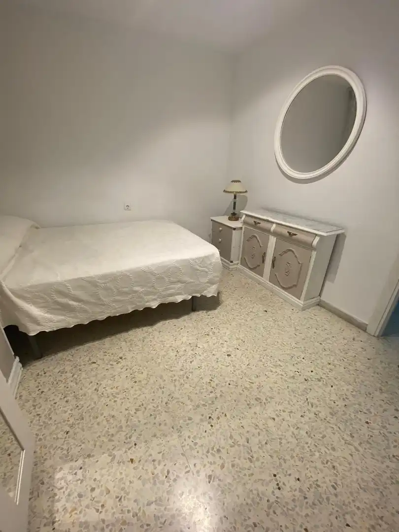 Dormitori de Apartament de lloguer en Almería amb Aire condicionat, Terrassa i Moblat