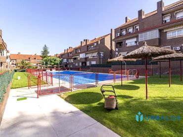Dúplex amb piscina en venda a Calle Los Pinos