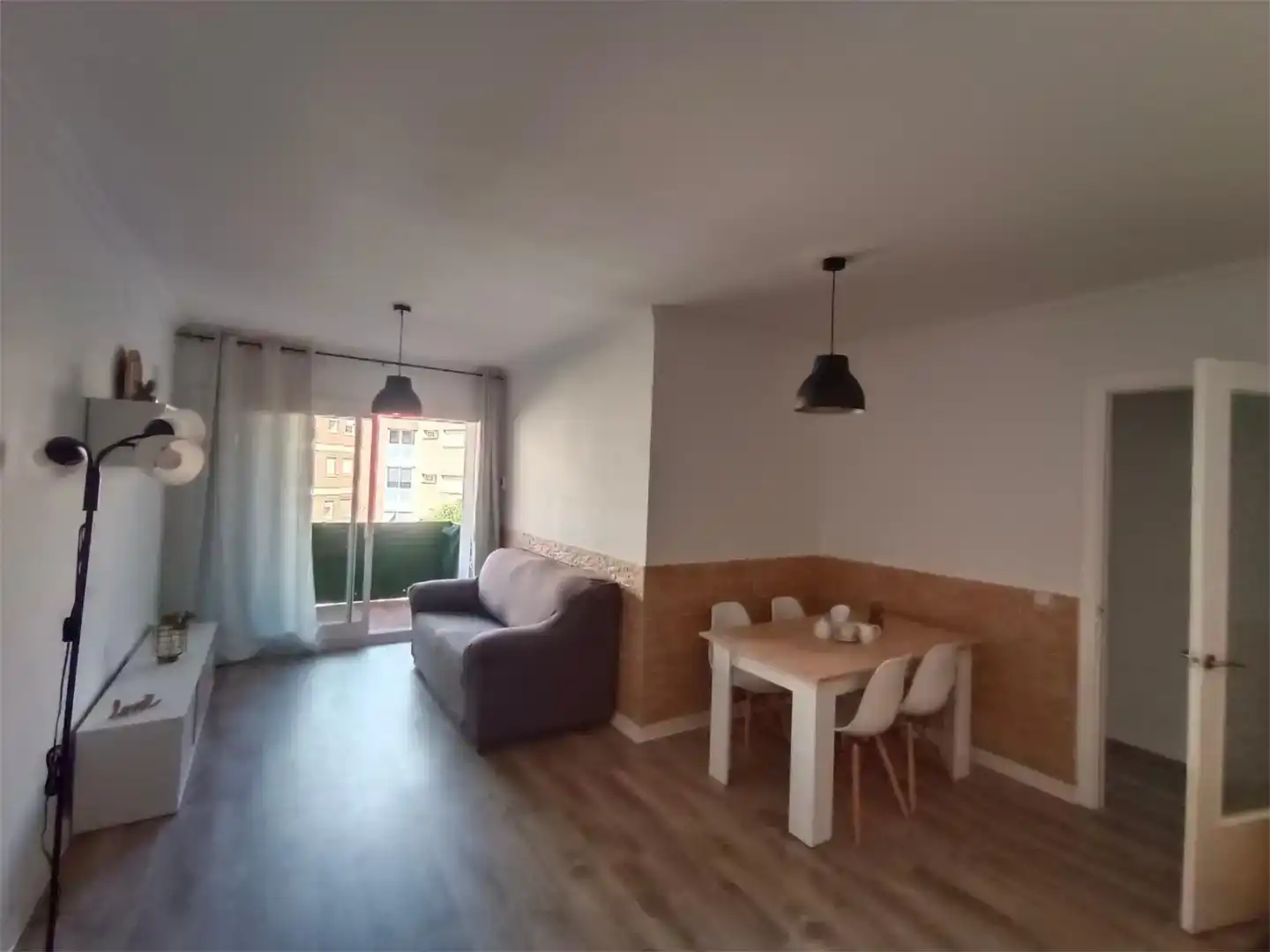 Sala d'estar de Pis per a compartir en El Vendrell amb Parquet i Moblat
