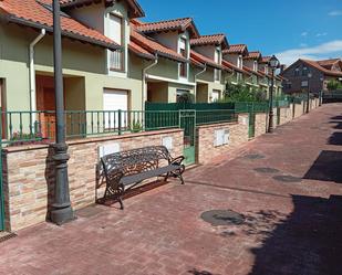 Vista exterior de Casa adosada en venda en Torrelavega  amb Terrassa