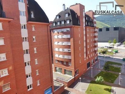 Vista exterior de Pis en venda en Bilbao  amb Balcó