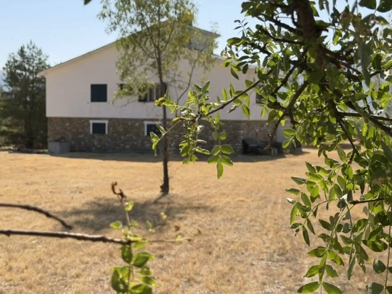 Vista exterior de Casa o xalet en venda en Rascafría amb Jardí privat, Terrassa i Moblat