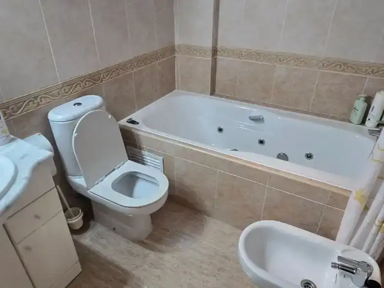 Badezimmer von Wohnung zum Verkauf in Gandia mit Klimaanlage, Terrasse und Schwimmbad