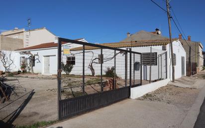 Vista exterior de Casa o xalet en venda en Deltebre amb Calefacció, Jardí privat i Terrassa